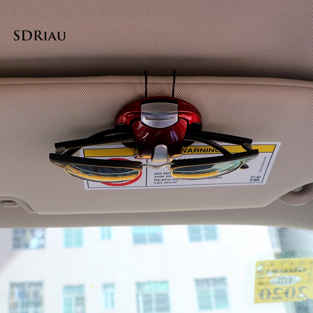 Kẹp gắn kính chắn gió che nắng trên xe hơi