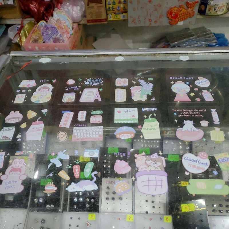 1 tập gồm 12 tấm hình dán sticker chống thấm nước
