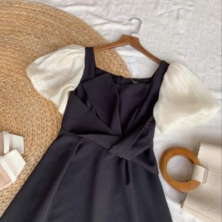 VÁY ĐEN XÒE PHỐI TAY BE