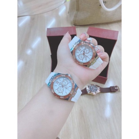 Đồng hồ guess nữ dây silicon bền đẹp, thiết kế sang trọng, trẻ trung, chống nước bảo hành 12 tháng