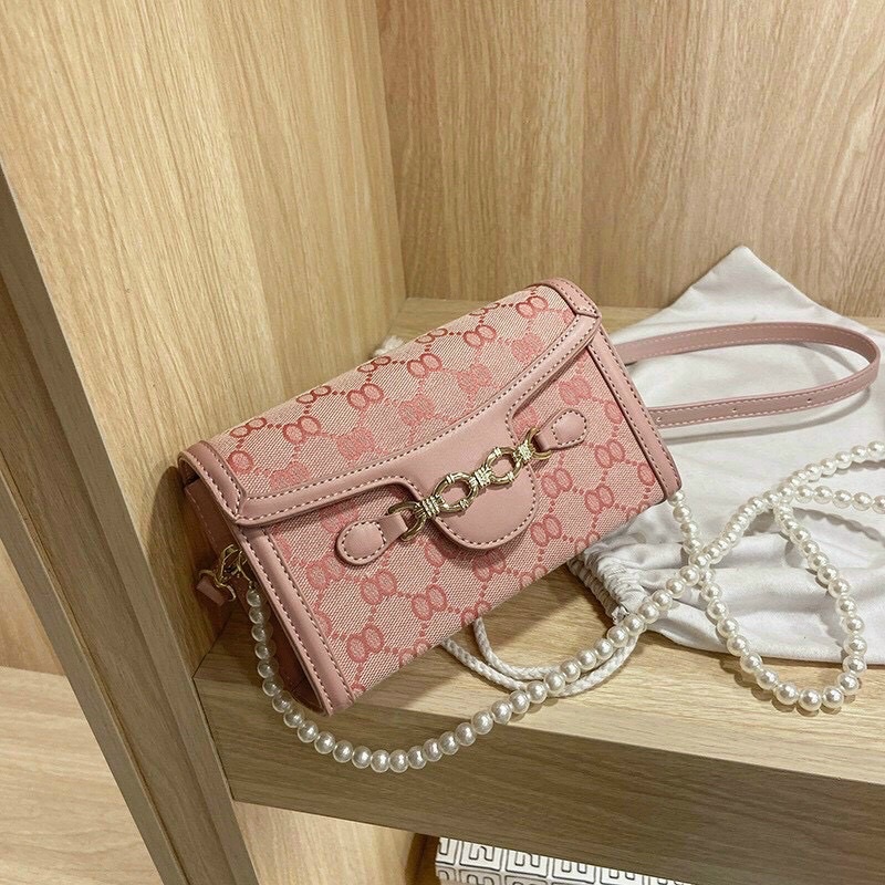 Túi đeo chéo dáng ngang nắp mỏ bản dây da và dây ngọc siêu sang cho nữ