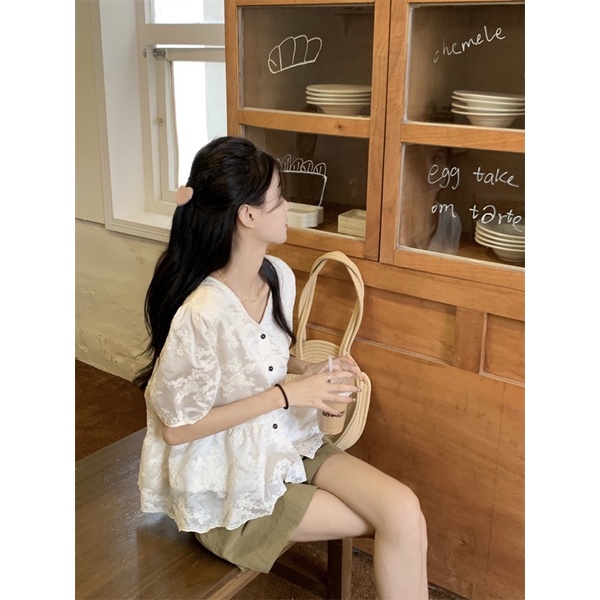 Áo babydoll ren cổ V cài cúc tay bồng tiểu thư Yannie