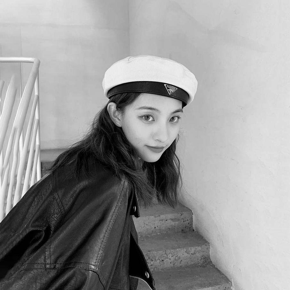 Mũ Beret Da Màu Trơn Đính Logo Kim Loại Hình Tam Giác Phong Cách Anh Quốc Thời Trang Mùa Đông Cho Nữ