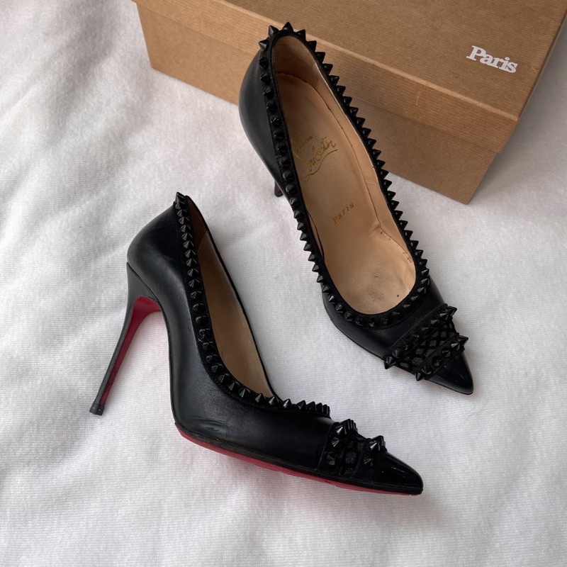 Guốc Louboutin màu đen đính gai size 36