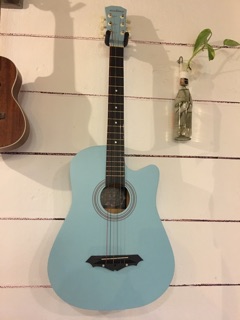 Đàn guitar dáng khuyết