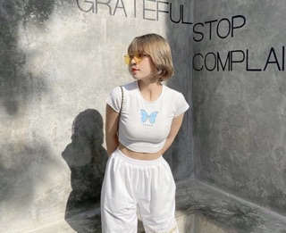 Áo thun lụa croptop in bướm trendy lắm nhé