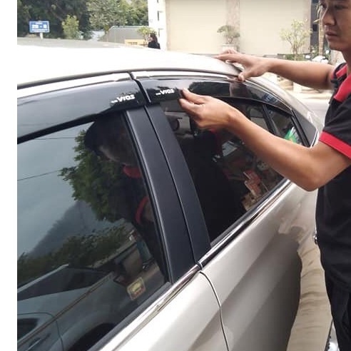Vè che mưa xe Toyota Vios 2014, 2015, 2016, 2017 chỉ inox cao cấp, dày dặn, sáng bóng