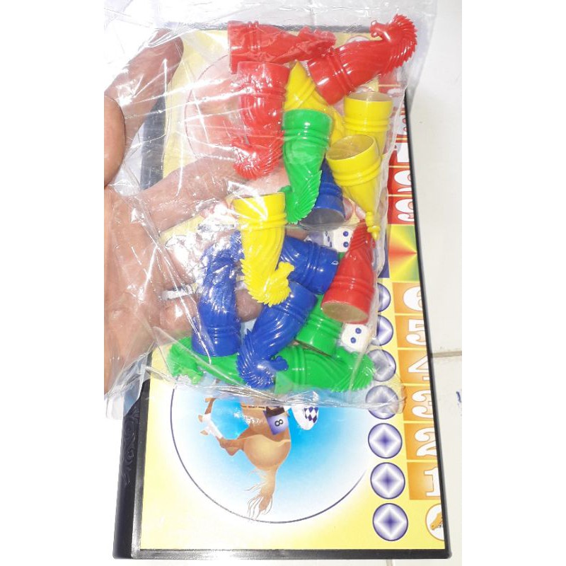 Một bộ trò chơi Cờ Đua Ngựa có bàn chơi bằng nhựa kích thước 30x30cm rất đẹp