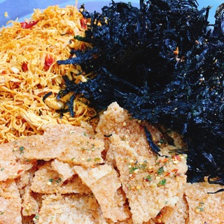 Cơm chiên mắm hành mix khô gà bơ tỏi và rong biển cháy tỏi