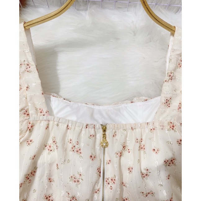 Áo croptop cúp ngực tay phồng và quần sort kaki trắng