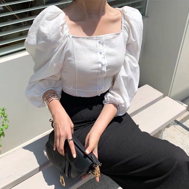 Áo cổ vuông tay phồng phối nút