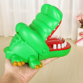 Đồ chơi cá sấu cắn tay vui nhộn