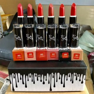 Son sáp KYLIE, không chì và lì màu