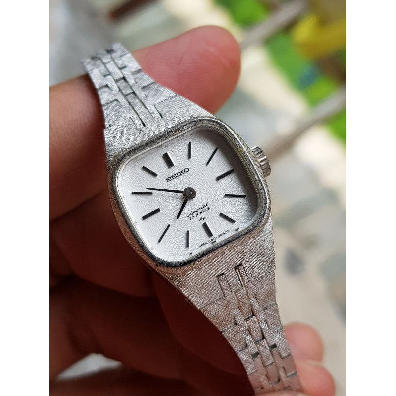 Đồng hồ nữ Seiko cót tay cổ