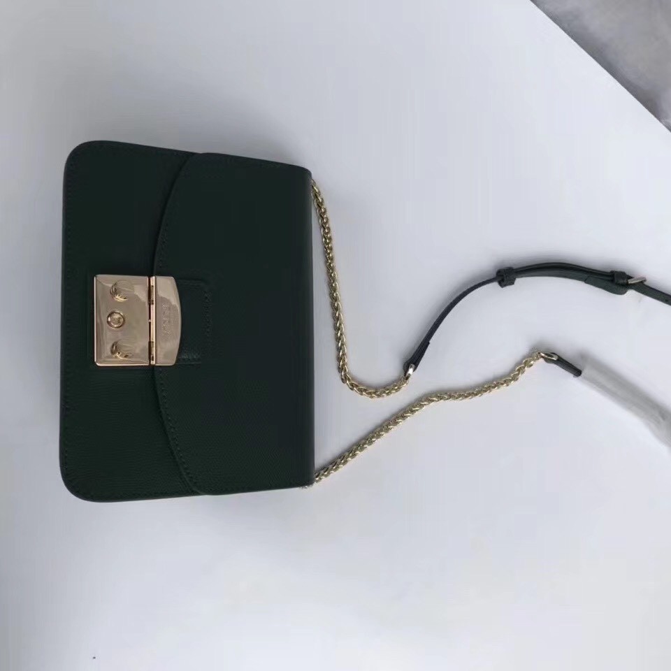 Túi Nữ FURLA METROPOLIS HÀNG VIỆT NAM XUẤT chi tiết chuẩn, từ đường keo mũi chỉ đến logo khắc đều sắc nét