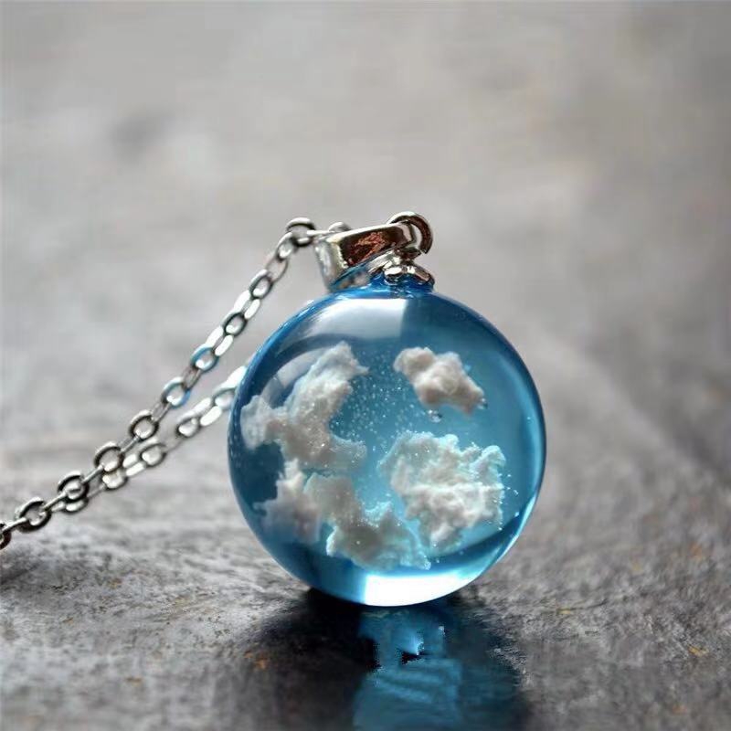 Vòng cổ mặt resin hình tròn trong suốt họa tiết bầu trời xanh và mây trắng phát sáng trong bóng tối thời trang cho nữ
