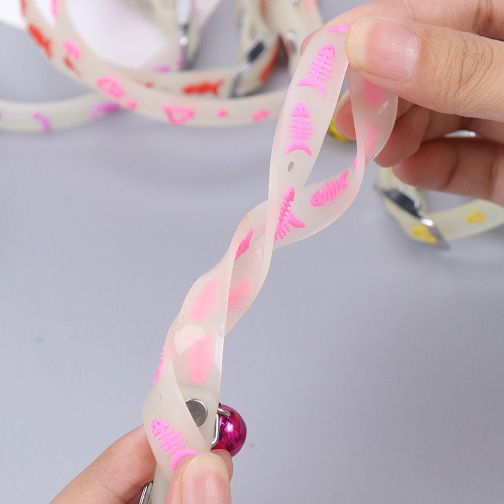 Vòng Cổ Gắn Chuông Hình Dấu Chân Mèo Bằng Nylon Co Giãn Điều Chỉnh Được An Toàn Cho Mèo