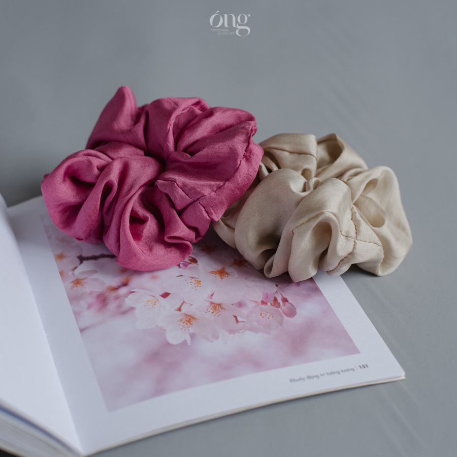 Set 2 Cột tóc lụa tơ tằm tự nhiên 100% Silk Scrunchies VN- ÓNG SILK - Nhuộm màu an toàn cho da- Mềm nhẹ, không gây đứt t