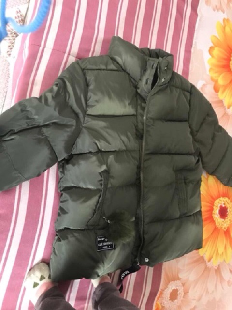 Áo phao dánh ngắn kèm quả cầu lông