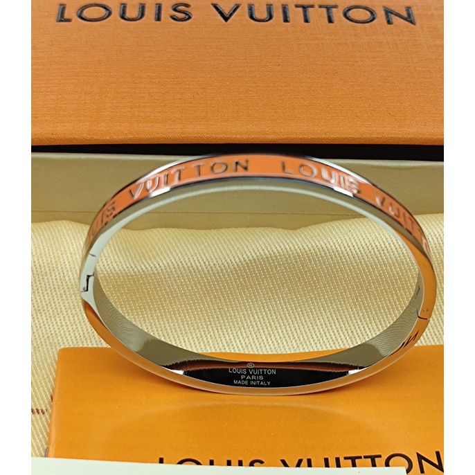 Màu sắc mới CUFF Bạc khắc họa tiết Monogram mang tính biểu tượng và có vòng tay đơn