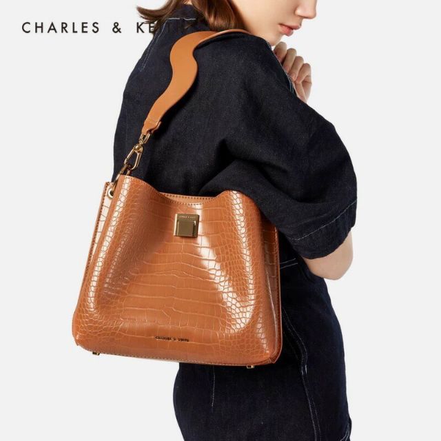 MẪU HOT ĐÃ TRỞ LẠI🔺
🔥 CHARLES & KEITH CROC-EFFECT BUCKET SHOULDER BAG 🔥