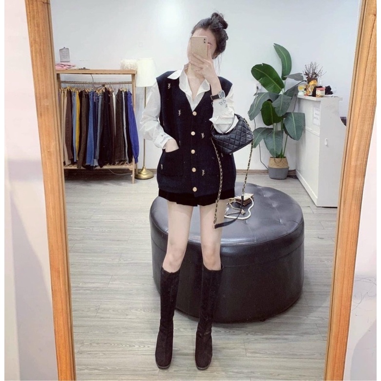 Áo sơ mi trắng nữ in chữ điểm tay