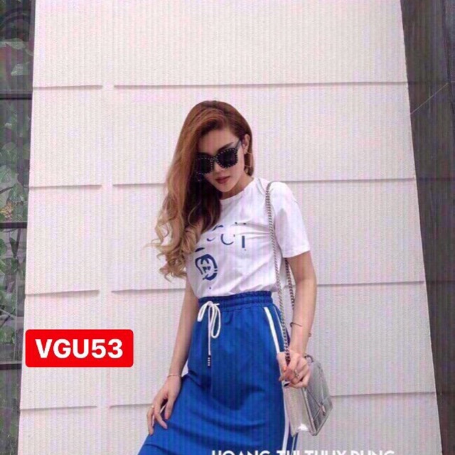 Set áo trắng chữ + chân váy viền thể thao