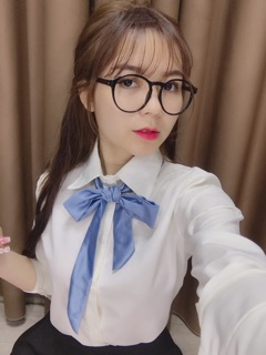 Khăn lụa buộc nơ cổ áo