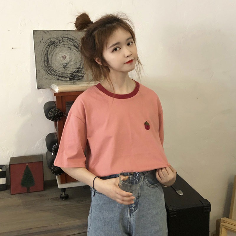 Áo thun tay ngắn cổ tròn hoạ tiết dâu tây