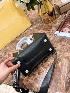 ✨Túi MK Michael Kors da thật check code size to + nhỏ