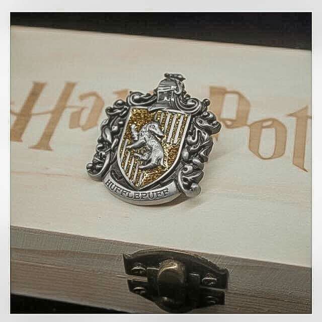Huy hiệu pin cài áo Hogwarts - Harry Potter