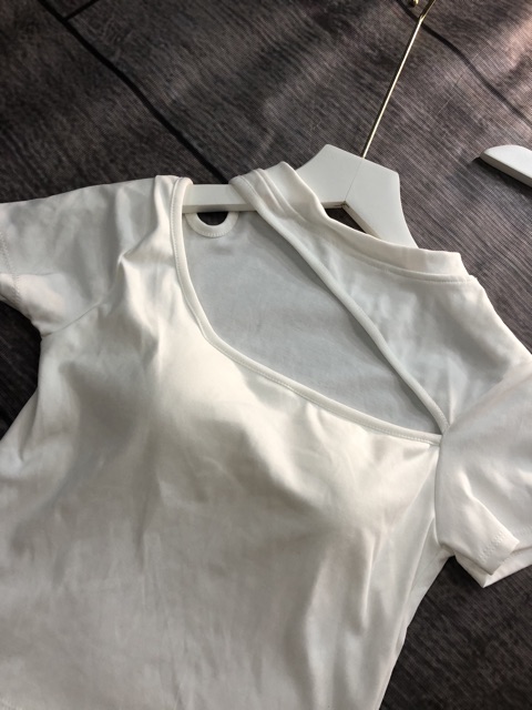 Áo croptop khoét cổ