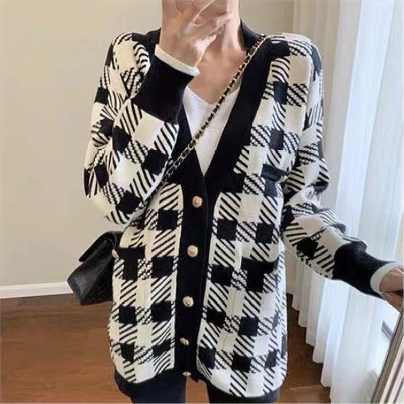 Áo cardigan kẻ caro đen trắng dáng dài trùm mông cực sang chảnh | BigBuy360 - bigbuy360.vn