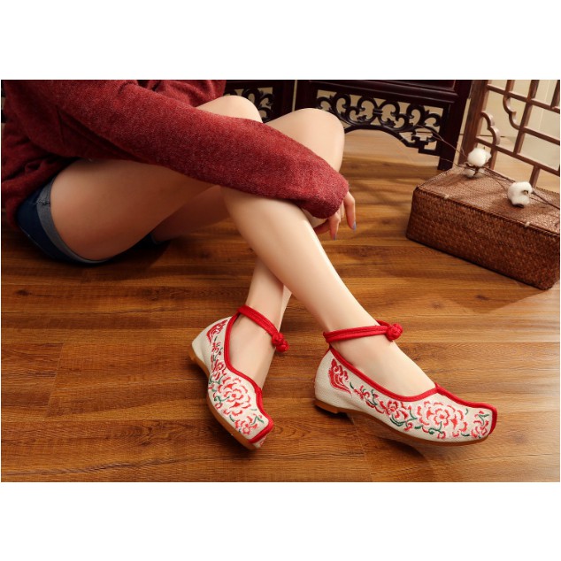 Giày Thêu Hoa Mũi NHọn