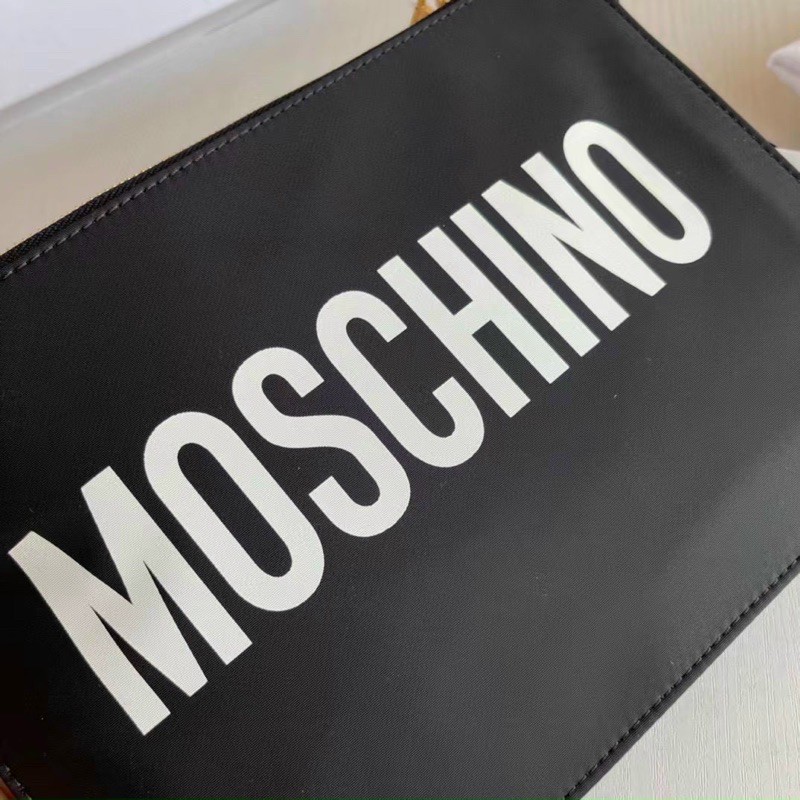 Túi clutch M.o.z.chi.nio gấu