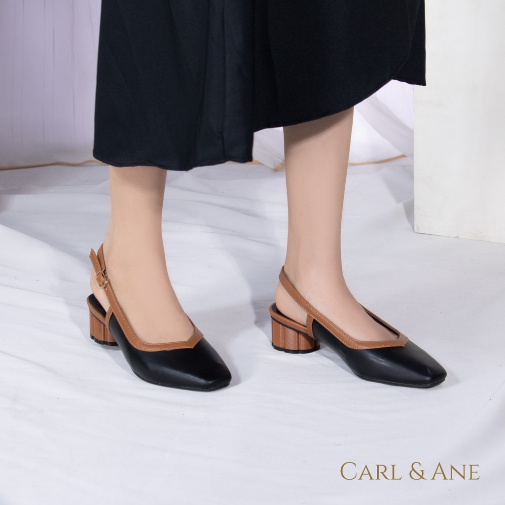 Carl & Ane - Giày cao gót mũi vuông hở gót phối dây cao 3cm màu kem đậm _ CL005