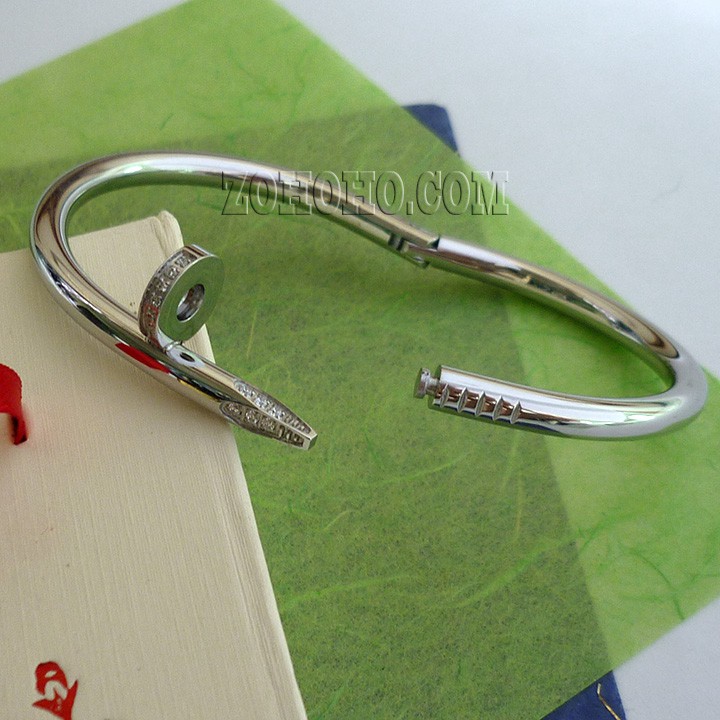 Vòng tay đinh uốn cỡ lớn có đính đá dành cho nam.