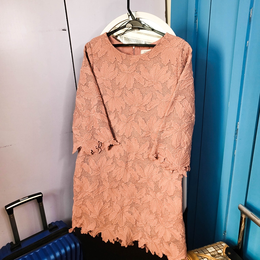 Đầm cut-out lưới hình lá phong màu nude MS072214