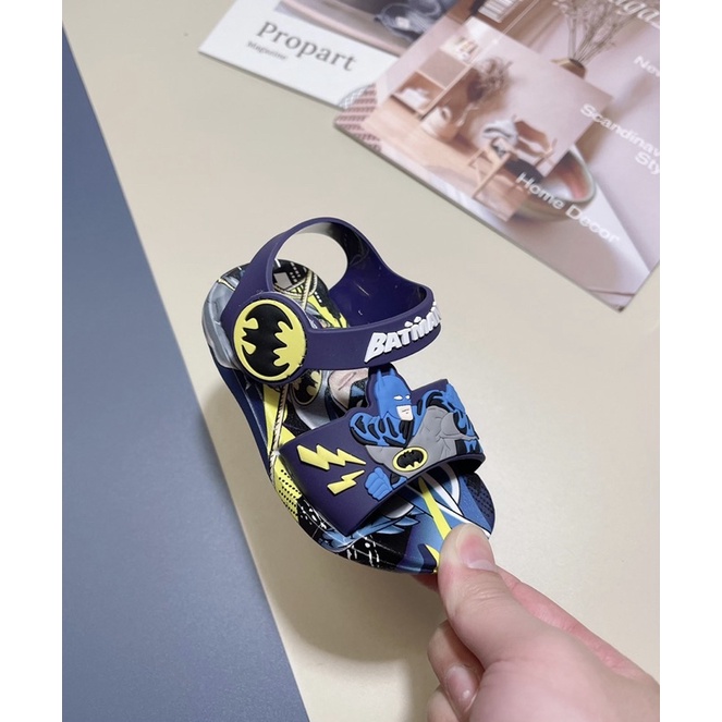 Xăng đan đế nhựa siêu nhân