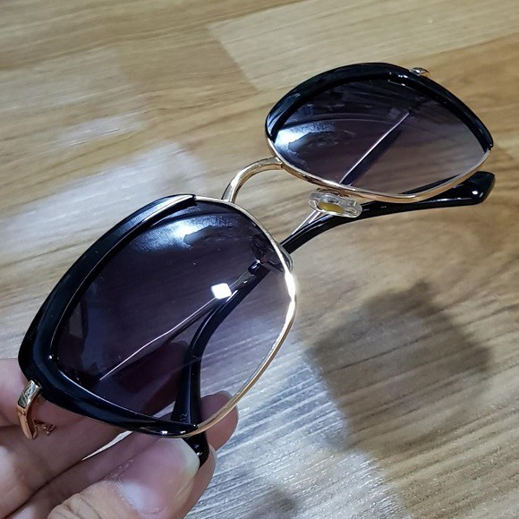 Kính Mát Thời Trang Form Vuông Viền Góc Hình BOOMERANG