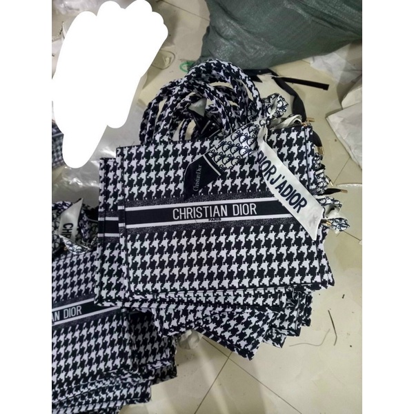 Túi Công Sở Én Cầm Tay Hình Phối Đen Trắng Nối Size 37cm kèm khăn