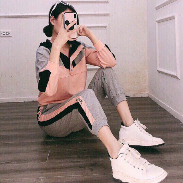 bộ nữ thể thao có mũ thêu chữ xám phối hồng chất vải đanh mịn
