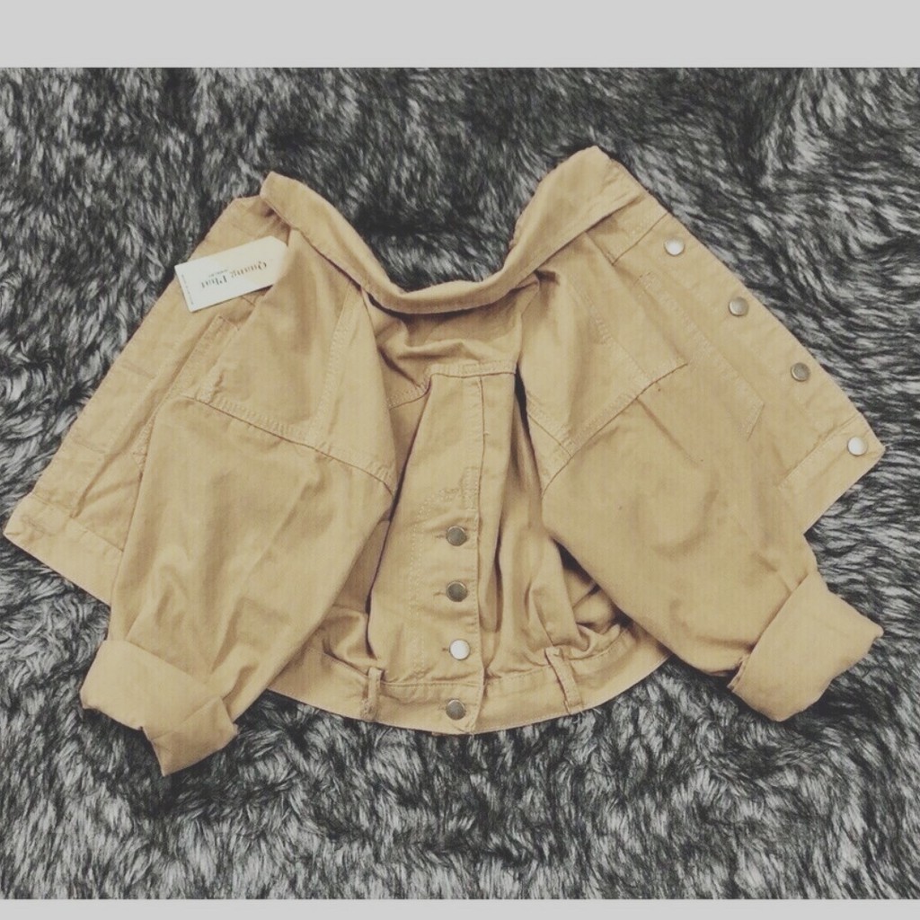 ÁO KHOÁC JEAN NỮ PHỐI CÚC SAU LƯNG VÀNG DA THỜI TRANG qpp 02