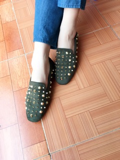 Giày bệt nạm đinh