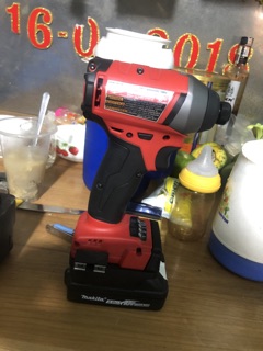 Đế chuyển pin makita- milwaukee