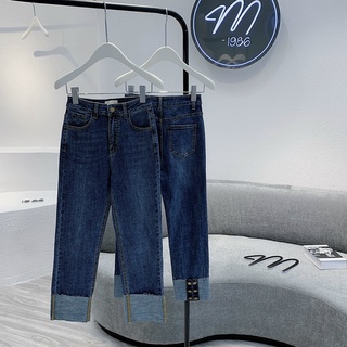 Quần jeans suông dập gấu đính cúc