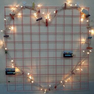 combo Lưới sắt trang trí (50x50)cm + 20 kẹp gỗ+led+ghim móc