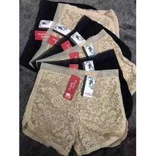 Quần mặc váy ren hoa cúc