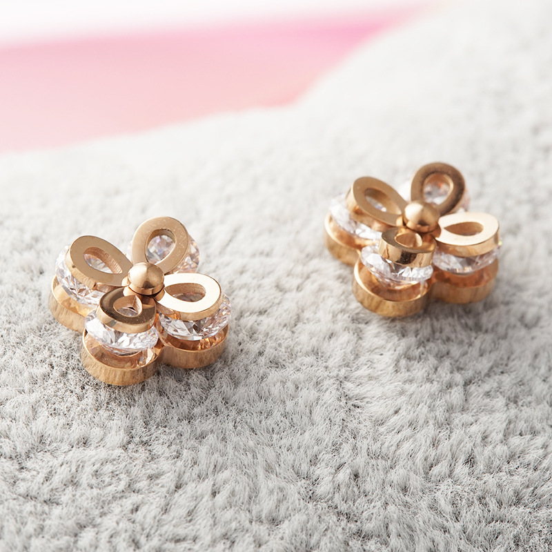 The Korean version of four Diamond Flowers Qierkang is gold earrings, women's earrings, rose earrings, air earrings (Zircon cotton earrings, women's earrings).