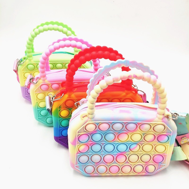 Túi xách mini cho bé gái,túi xách cho bé gắn liền với trò chơi pop it khổng lồ siêu xinh. Thoc_shop